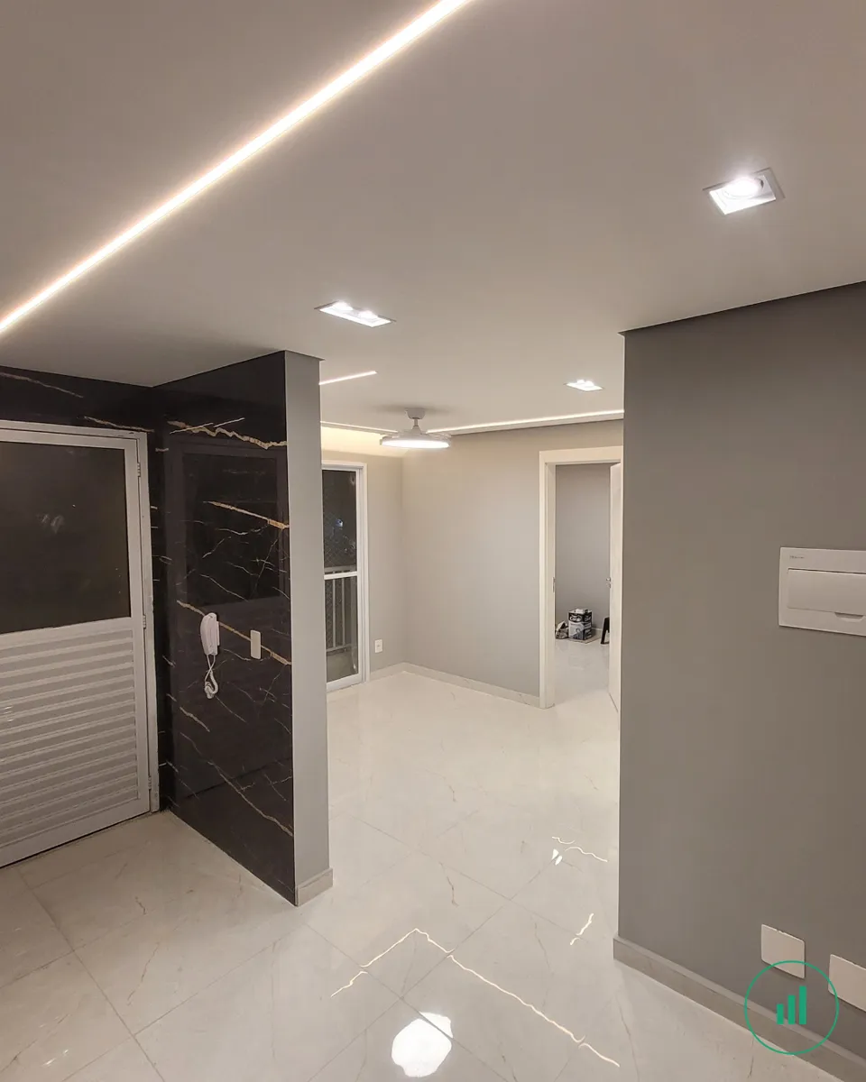 Apartamento reformado — sala integrada com sanca de LED e porcelanato