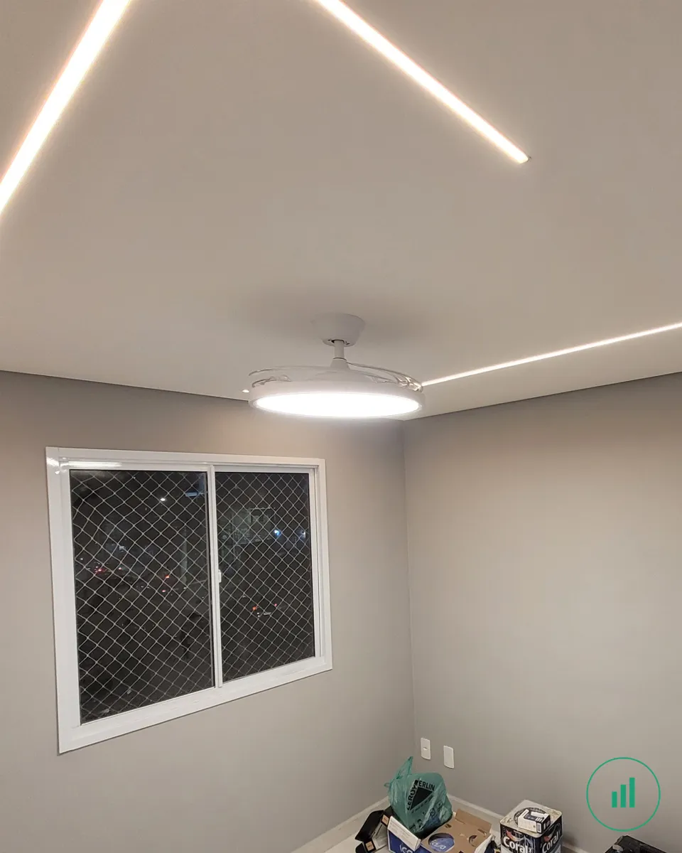 Apartamento reformado — quarto com iluminação de LED no forro