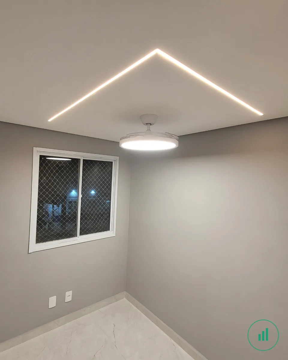 Apartamento reformado — quarto com sanca de LED