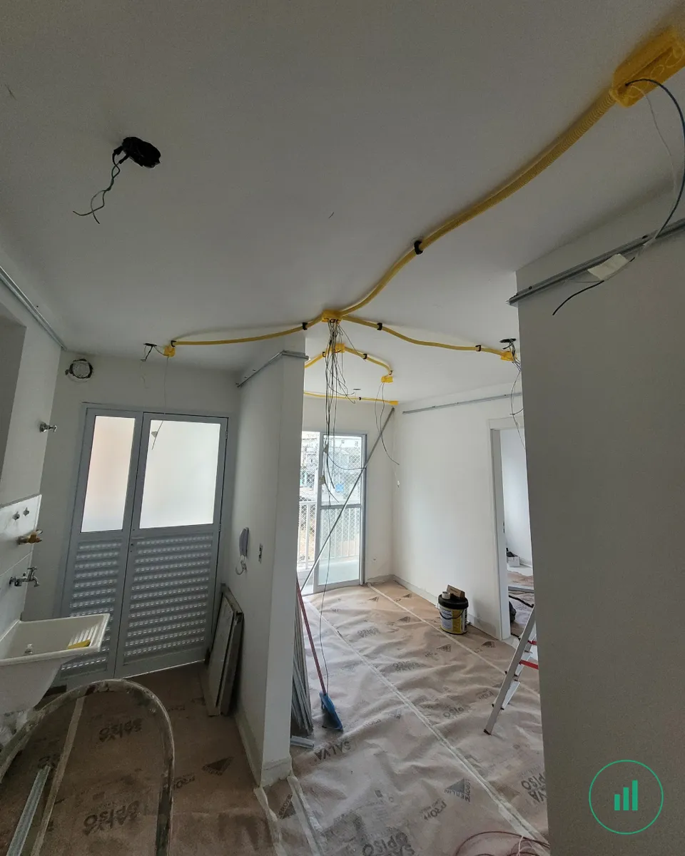 Apartamento durante a reforma — instalação elétrica no teto