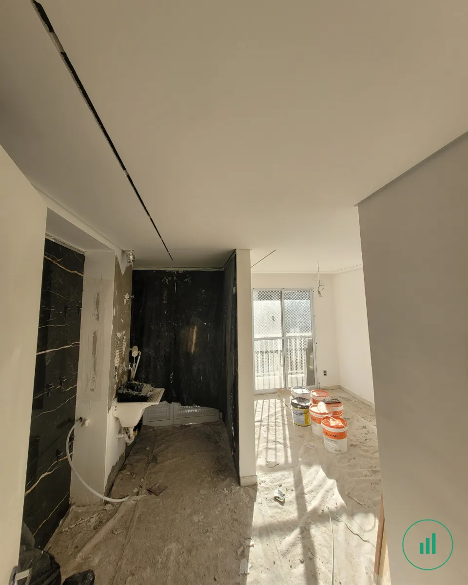 Apartamento durante a reforma — revestimento da cozinha em instalação