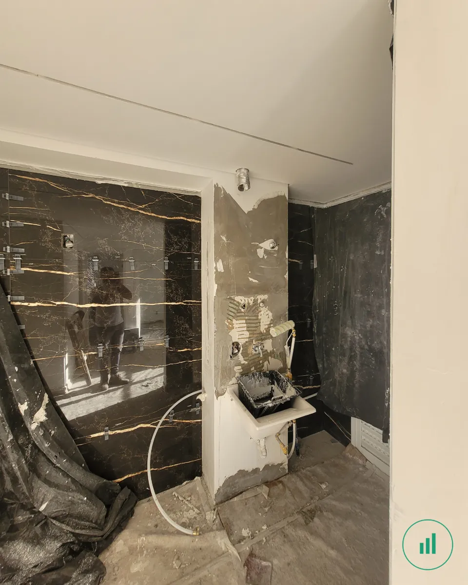 Apartamento durante a reforma — parede de porcelanato marmorizado em instalação