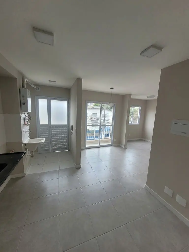 Sala com porcelanato acetinado cinza claro