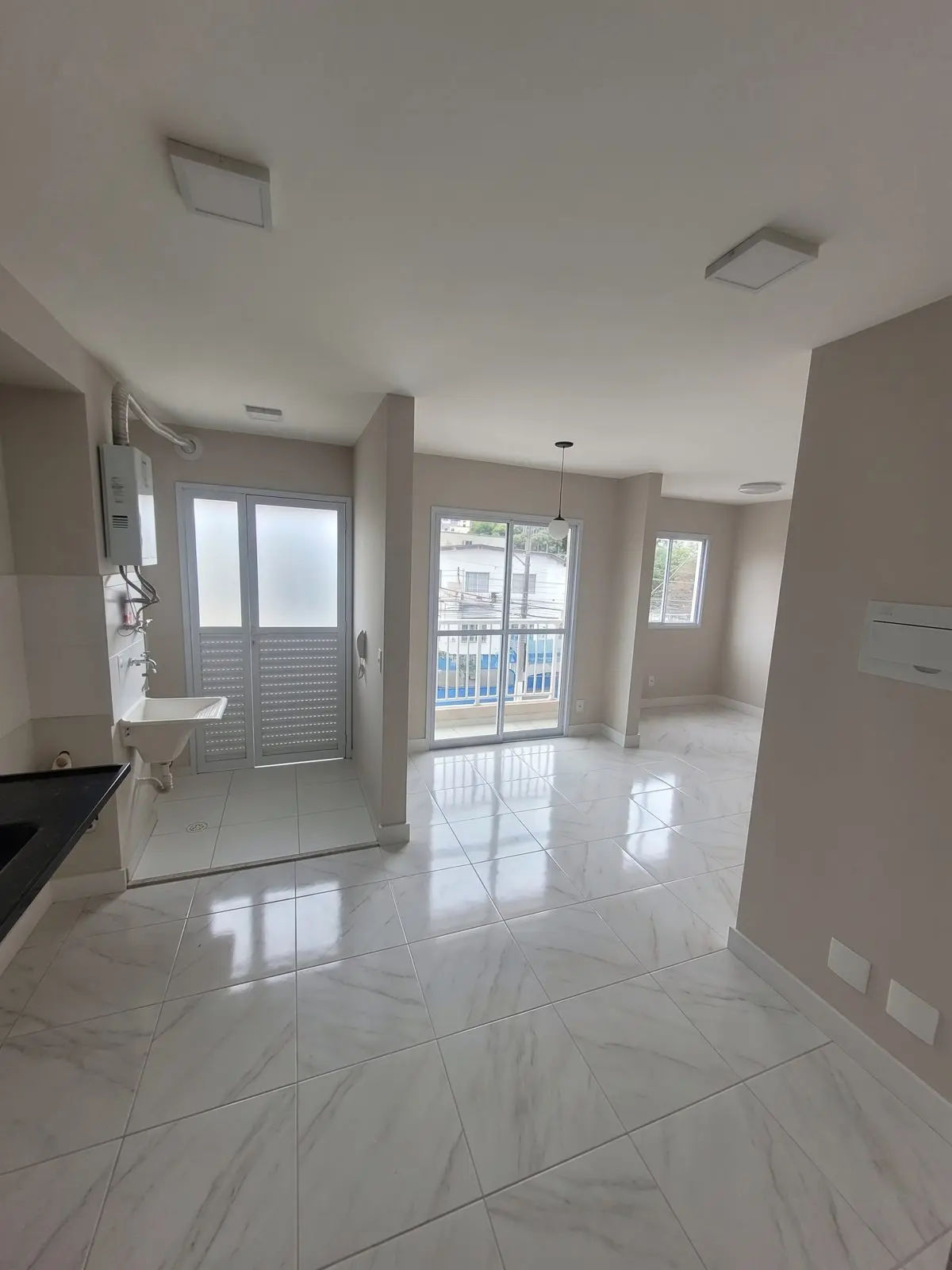 Sala com porcelanato polido branco