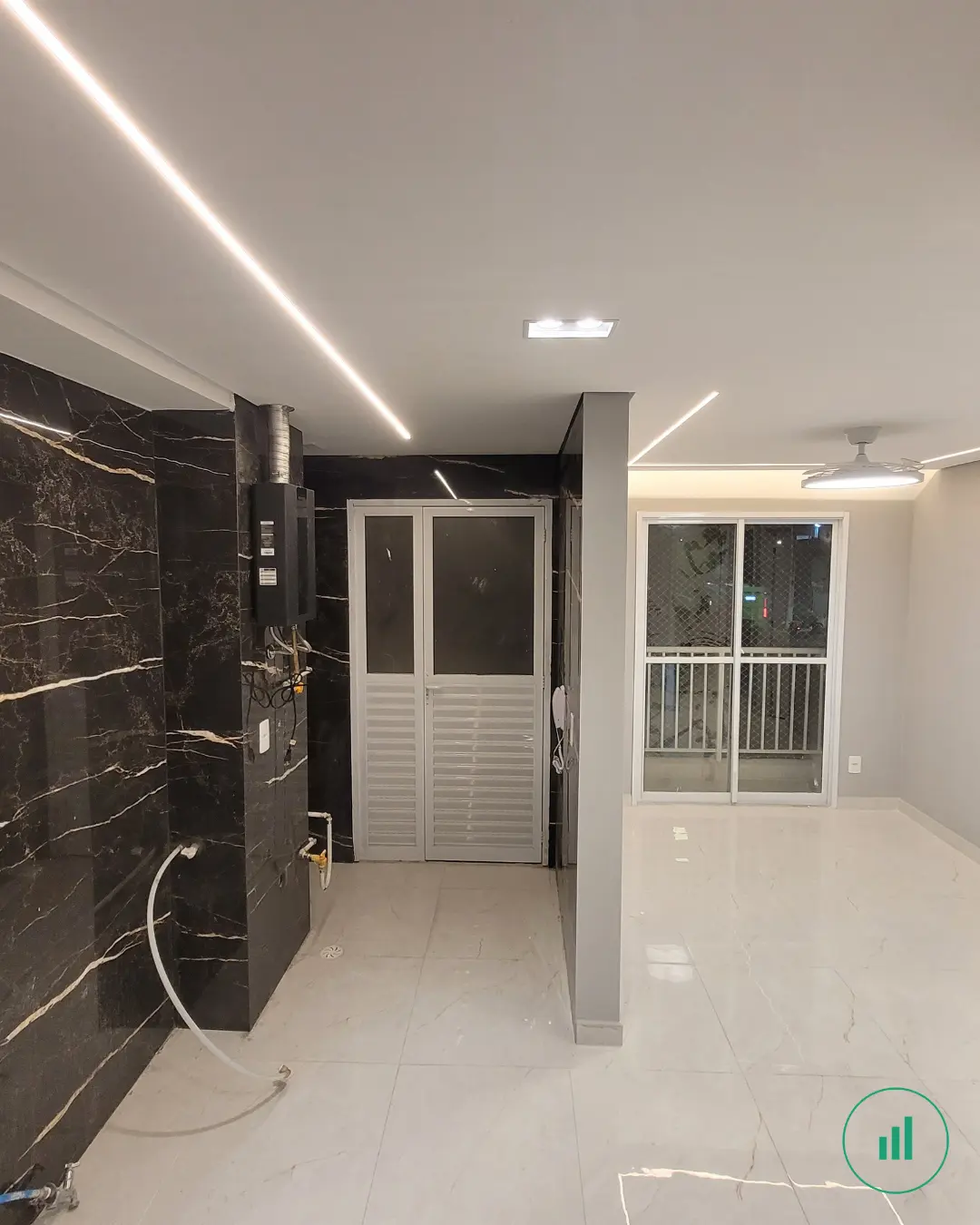 Sala de apartamento reformada pela N'Soluções, com forro iluminado e porcelanato